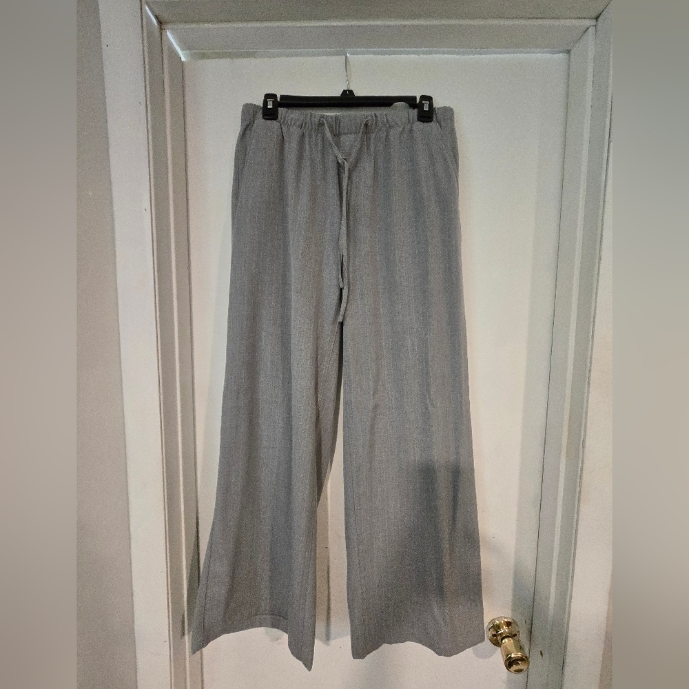 American Eagle Outfitters Gray Trousers with Sleek Design